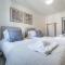 Beautiful and comfortable home away from home with free parking, fast wifi and white crisp hotel standard linen hosted by Our Home Short Stays - Northampton