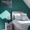 Beautiful and comfortable home away from home with free parking, fast wifi and white crisp hotel standard linen hosted by Our Home Short Stays - Northampton