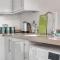 Modern Apt, town centre, 4 guests, pkg, wifi by Tent serviced apartments - Farnborough