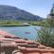 Casa Maitri- con piraguas junto a la ría