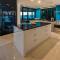 Edge 2 - Oceanfront Luxurious and Spacious 4 Bedroom Split Level Apartment with buggy and valet service - Hamilton Island