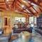 Decks and Lake Views Waterfront Hot Springs Home! - 温泉城
