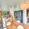 Decks and Lake Views Waterfront Hot Springs Home! - 温泉城