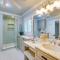 Decks and Lake Views Waterfront Hot Springs Home! - 温泉城