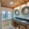 Decks and Lake Views Waterfront Hot Springs Home! - 温泉城
