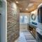 Decks and Lake Views Waterfront Hot Springs Home! - 温泉城