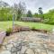 Decks and Lake Views Waterfront Hot Springs Home! - 温泉城