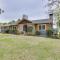 Decks and Lake Views Waterfront Hot Springs Home! - 温泉城