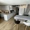 Appartement T3 Duplex avec Terrasse, Parking et Wi-Fi au Port - FR-1-723-38