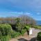 Blue Hills Luxury Apartment, Bay Front with Parking