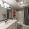 2BR Updated Walk-in - 2 Pools - Near The Strip - FREE TICKETS INCLUDED - FHC13 - برانسون