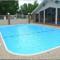 2BR Updated Walk-in - 2 Pools - Near The Strip - FREE TICKETS INCLUDED - FHC13 - برانسون