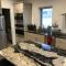 Contemporary 1BR Loft Downtown Branson - FREE TICKETS INCLUDED - 布兰森