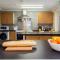 Shirley House 4, Guest House, Self Catering, Self Check in with smart locks, use of Fully Equipped Kitchen, close to City Centre, Ideal for Longer Stays, Excellent Transport Links - 南安普敦