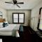 Mrs. Hughes Cottage - 2 bedroom House w/ parking