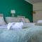 Raymond James Accommodation, sleeps up to 7, free parking, full amenities and garden - Peterborough