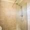 Raymond James Accommodation, sleeps up to 7, free parking, full amenities and garden - Peterborough