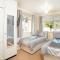 3 Bedroom Bungalow with great Sea Views, Private Hot Tub & Gardens