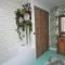 Welcoming 2 bed townhouse near town centre & beach
