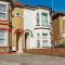 Shirley House 1, Guest House, Self Catering, Self Check in with smart locks, use of Fully Equipped Kitchen, Walking Distance to Southampton Central, Excellent Transport Links, Ideal for Longer Stays - Southampton