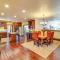 Spacious Manitou Home with Views in Central Location - 马尼温泉