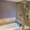 Lakeview Cottage with Private Swimming Pool - Bobcaygeon