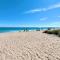 King Bed Mermaid suite - heart of Palm Beach, free parking included - بالم بيتش
