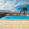 Absolute Beachfront Luxury - Heated Pool - 75 TV