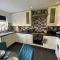 Stylish 4 Bedroom House with Private Parking and Free WiFi in Milton Keynes by HP Accommodation - Milton Keynes