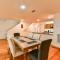 Modern Houston Townhome with Balcony 5 Mi to Dtwn!