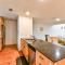 Modern Houston Townhome with Balcony 5 Mi to Dtwn!