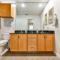 Modern Houston Townhome with Balcony 5 Mi to Dtwn!