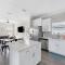 Downtown home + bay views + seafood market