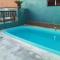 Casa familiar quarto, cozinha, banheiro e piscina a praia está a 700 metros