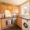 Saltbox Stays - 3 Bed with off-street parking, fast Wifi, sleeps 7, Central location