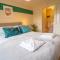 Saltbox Stays - 3 Bed with off-street parking, fast Wifi, sleeps 7, Central location - 阿什比德拉祖什