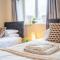 Saltbox Stays - 3 Bed with off-street parking, fast Wifi, sleeps 7, Central location