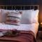 The Old Coach House, Gorgeous 3 Bed, Central, Modern, Parking, King Bed, HUGE Bath