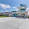 1 Mi to Ocean Colorful Freeport Beach Rental!