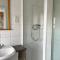 Ashford Holiday Home Sleeps 5 WIFI Parking - Kent