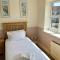 Ashford Holiday Home Sleeps 5 WIFI Parking - Kent