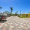 2 Bed Cottage with Pool, Close to Beach! BBQ Grills & Patio