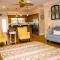 Pet Friendly Cottage Nestled in the Pines with Cozy Fire Pit only Minutes to BEACHES - Дофин-Айленд