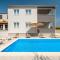 Family friendly apartments with a swimming pool Medulin - 20909 - Медулин