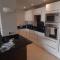 Rare luxury Harbourview apartment sleeps 6