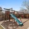 Stylish 5 BR- LG Fenced Backyard and Playground - Summerset