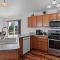 Stylish 5 BR- LG Fenced Backyard and Playground - Summerset