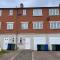 Spacious, Sleeps 14, 3 bathrooms, Central, Parking, Grimsby