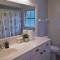 Peachland getaway with pool and tiki bar - Port Charlotte