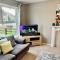 Canada House - Sleeps 6 -3 King or 6 Single Ideal for contractors